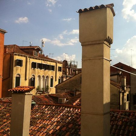 Manin Apartment Venesia Bagian luar foto