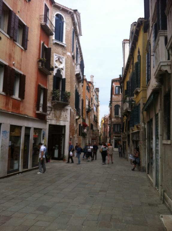 Manin Apartment Venesia Bagian luar foto