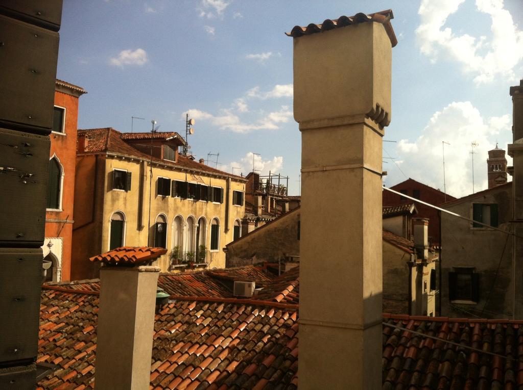 Manin Apartment Venesia Bagian luar foto