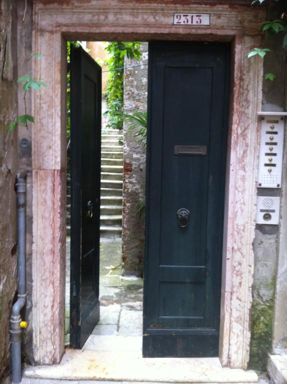 Manin Apartment Venesia Bagian luar foto