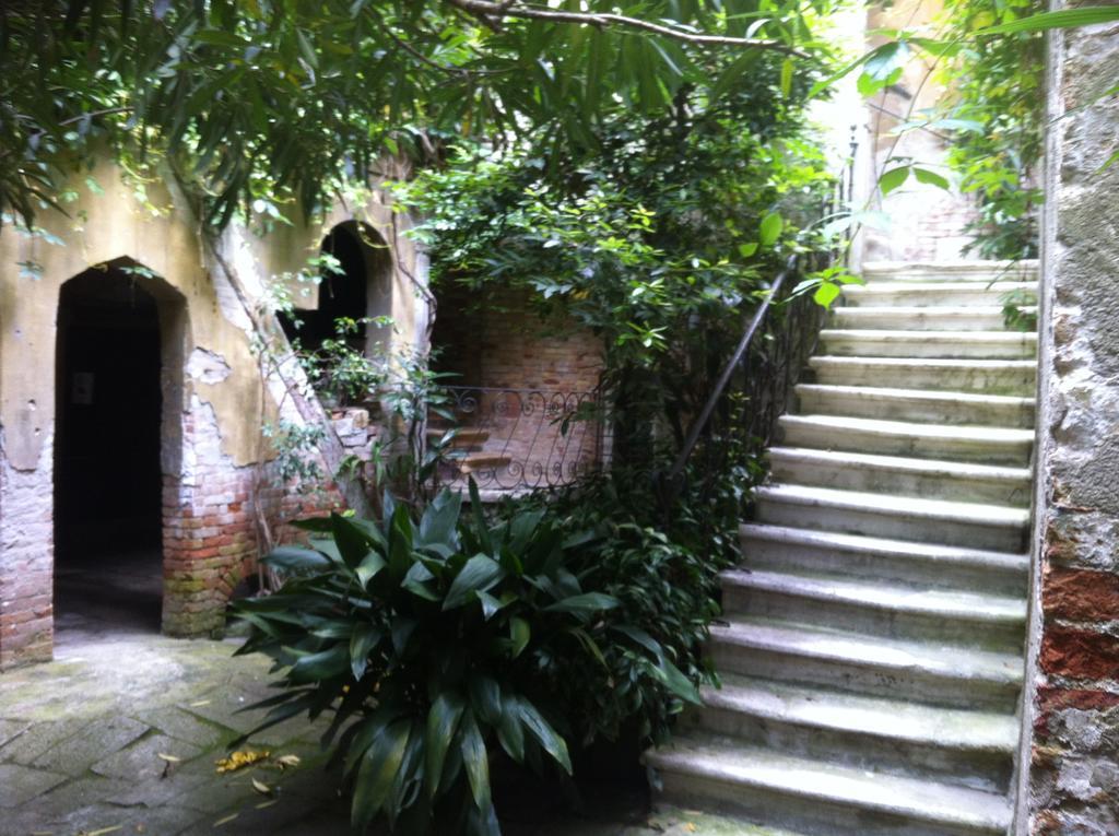 Manin Apartment Venesia Bagian luar foto