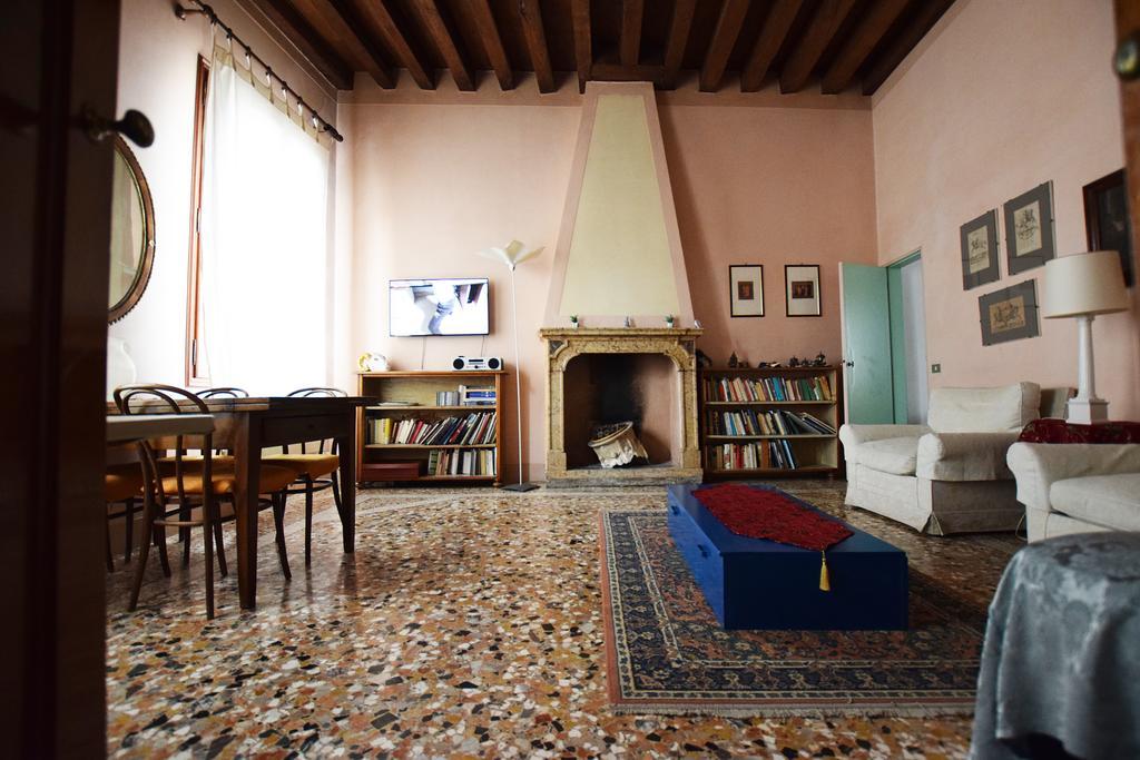 Manin Apartment Venesia Bagian luar foto