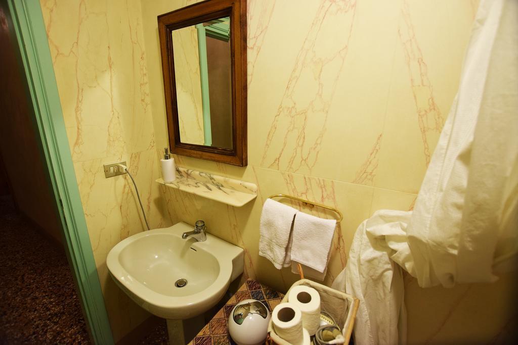 Manin Apartment Venesia Bagian luar foto