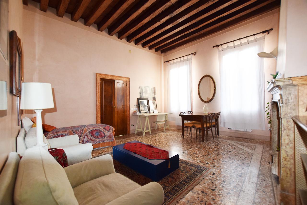 Manin Apartment Venesia Bagian luar foto